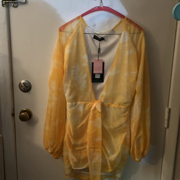 PrettyLittleThing Yellow/White Mini Dress 4 Deep V Long Sleeve Coquette Girl - Picture 2 of 11